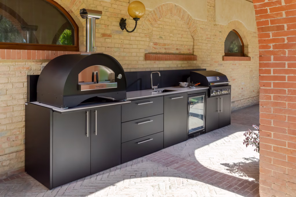 Bucătărie exterioară cu grătar