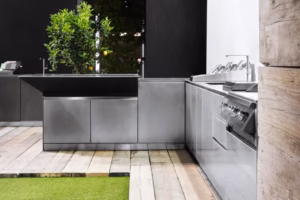 Mobilier de bucătărie pentru exterior: oțel sau aluminiu?