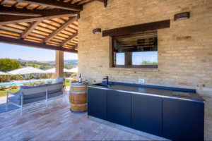 Modele la modă pentru bucătăria ta în aer liber: stil rustic sau urban chic